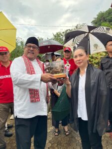 Wakil Bupati Minahasa Vanda  Sarundajang  Sambut Kunjungan Wagub DKI Jakarta  Rano Karno dalam Ziarah ke Makam Imam Bonjol 