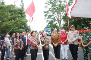 Wabup Minahasa Vanda Sarundajang Bagikan Bendera Merah Putih Sambut HUT ke-80 RI