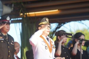 Wakil Bupati Vanda Sarundajang Pimpin Upacara Penurunan Bendera HUT ke-80 RI di Minahasa