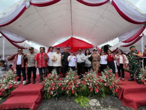 Meriah! Wabup Vanda Sarundajang Hadiri Pawai Pembangunan HUT RI ke-80 di Kawangkoan