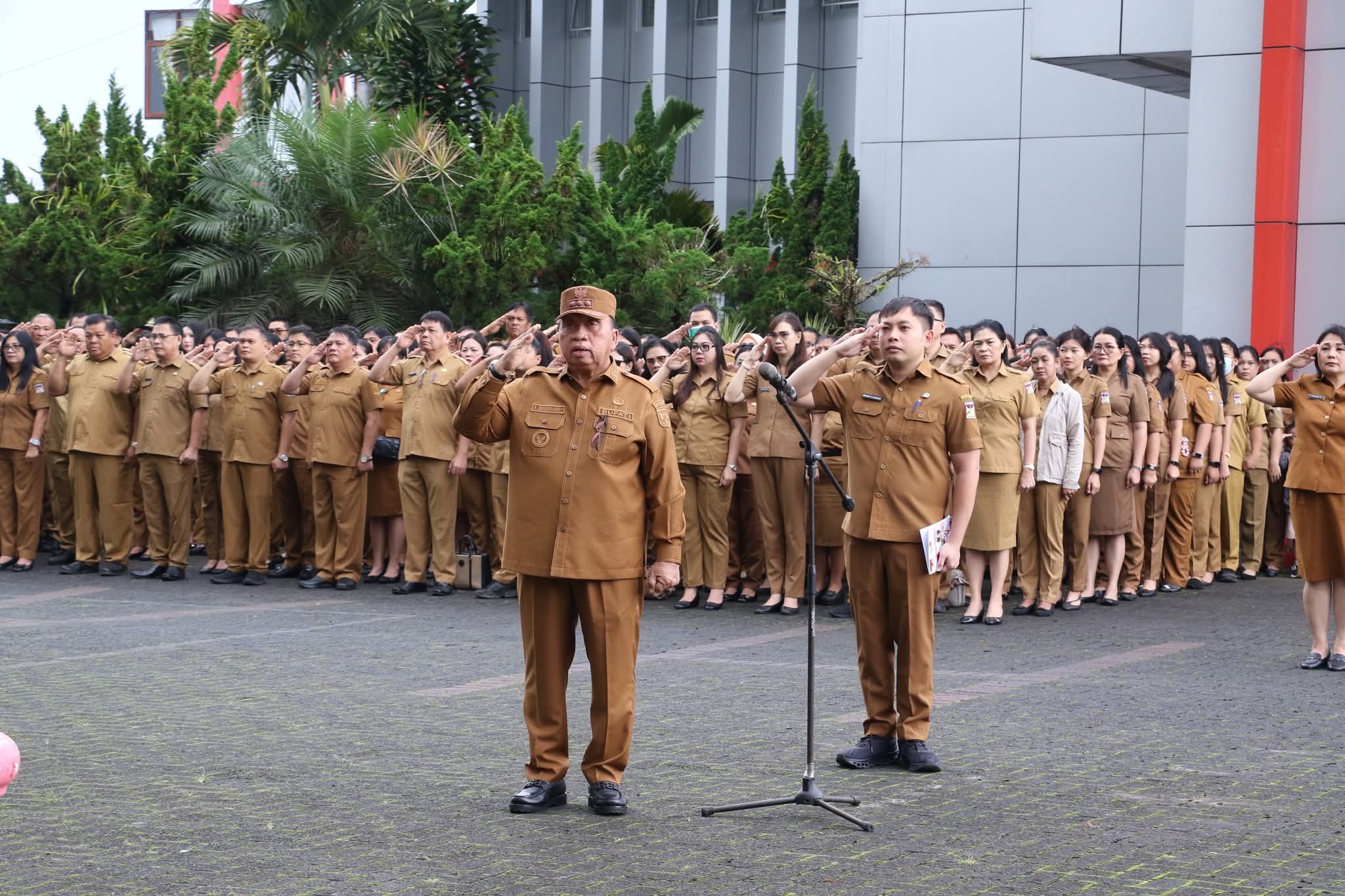 Bupati Minahasa Robby Dondokambey Pimpin Apel Kerja Bulan September, Serahkan SK Camat dan Penghargaan Satyalancana