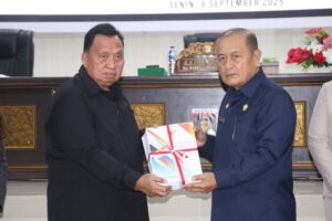 Bupati Robby Dondokambey Serahkan Rancangan Perubahan KUA-PPAS 2025 dalam Rapat Paripurna DPRD Minahasa
