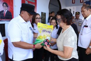 Pemkab Minahasa Gelar Gerakan Pangan Murah, Bupati RD dan Wakil Bupati Vasung Tinjau Langsung di Tombariri
