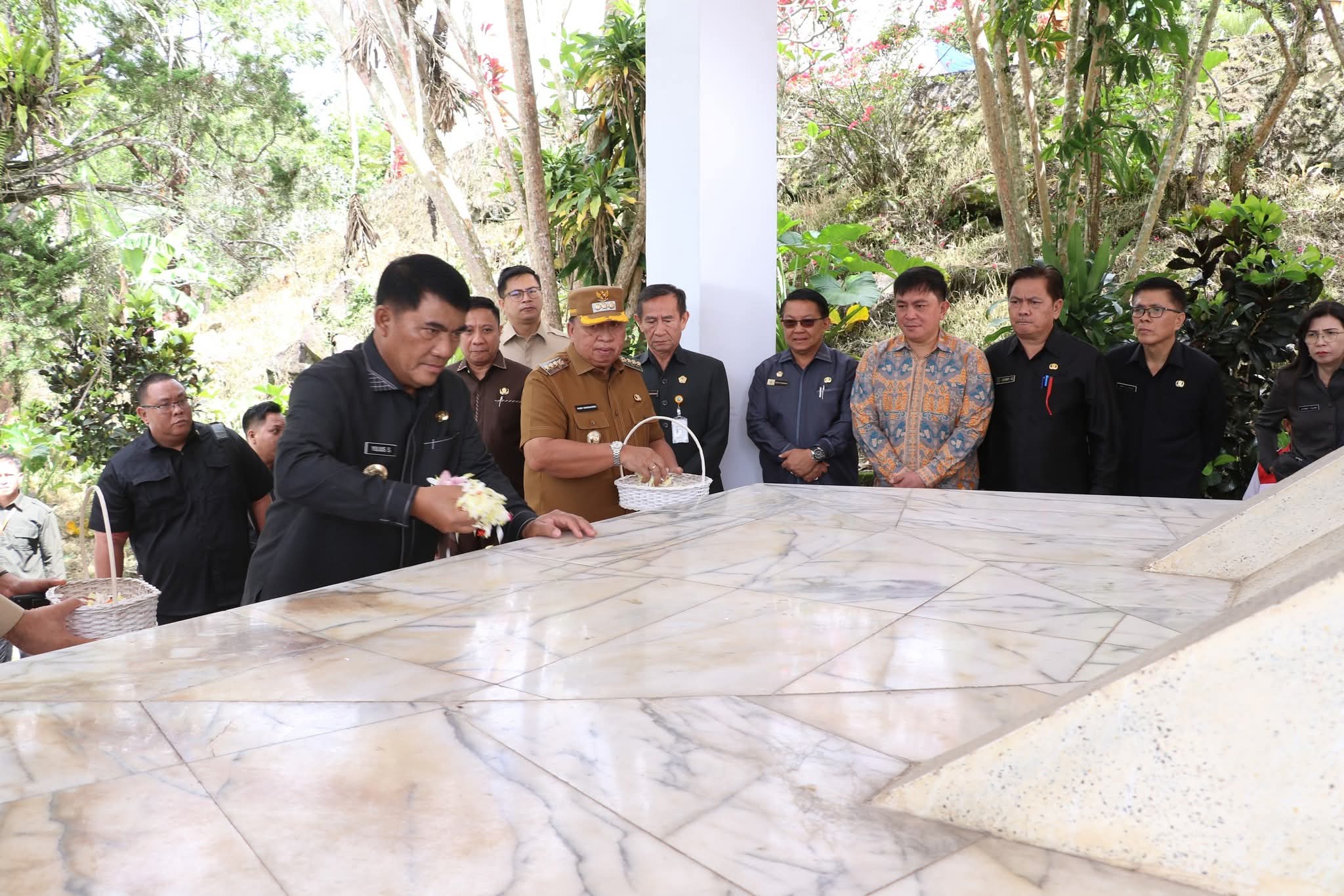 HUT Sulut ke-61, Bupati Robby Dondokambey Dampingi Gubernur Yulius Selvanus di Makam Sam Ratulangi
