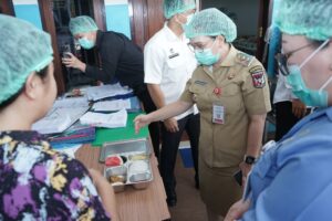 Wabup Minahasa Vanda Sarundajang Tinjau Langsung Program Pemenuhan Gizi di Tondano Timur