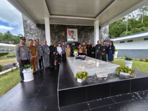 HUT ke-61 Sulut, Gubernur Yulius dan Wabup Minahasa Vanda Sarundajang Gelar Ziarah di Makam Sinyo Harry Sarundajang