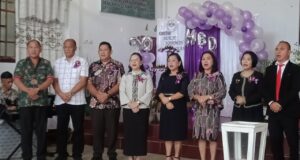 Wabup Vanda Sarundajang Ajak Jemaat GMIM Bukit Hermon Kinaleosan Terus Menjadi Berkat di Usia ke-90