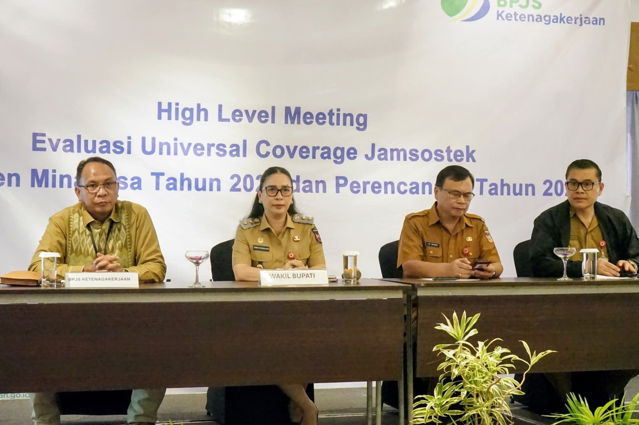 Wabup Vanda Sarundajang Hadiri High Level Meeting Evaluasi Jamsostek Minahasa 2025 dan Matangkan Perencanaan Program 2026