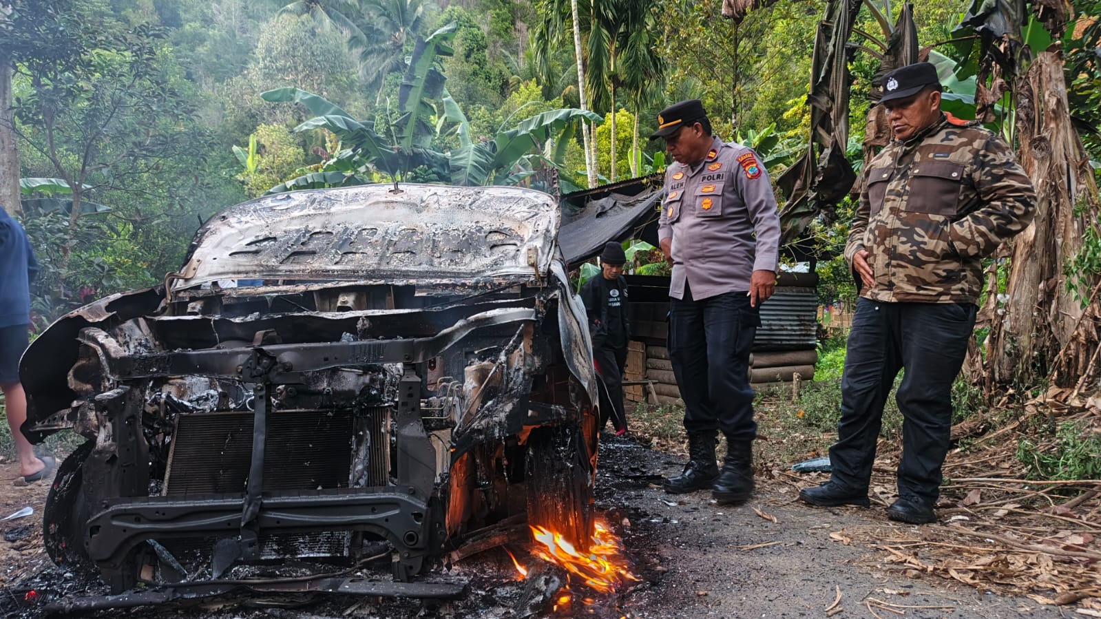 Mobil Diduga Pelaku Potas Anjing Dibakar Massa di Tulap, Warga Geram dan Polisi Turun Tangan