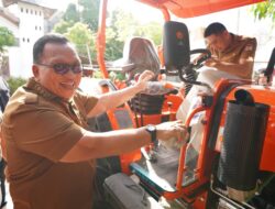 Bupati Robby Dondokambey Serahkan Pemanfaatan Brigade Alsintan di Poopoh, Dorong Modernisasi Pertanian Minahasa