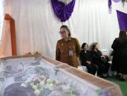 Wabup Vanda Sarundajang Melayat di Kayuuwi Satu, Sampaikan Dukacita Mendalam bagi Keluarga Lolowang