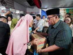 Safari Ramadhan di Pineleng, Bupati Robby Dondokambey Serahkan Bantuan bagi Kaum Duafa
