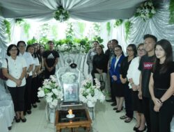 Wabup Vanda Sarundajang Bersama Ketua TP-PKK Minahasa Melayat ke Rumah Duka Dolfie Gosal, Sampaikan Penghiburan bagi Keluarga