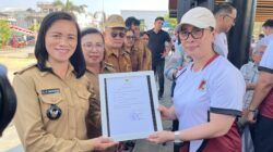 Lunas Pajak 100 Persen, Desa Kamanga Dua Terima Penghargaan dari Pemkab Minahasa