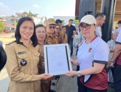 Lunas Pajak 100 Persen, Desa Kamanga Dua Terima Penghargaan dari Pemkab Minahasa
