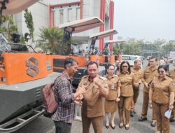 Dorong Modernisasi Pertanian, Robby Dondokambey Serahkan Bantuan Traktor Crawler kepada Kelompok Tani Minahasa